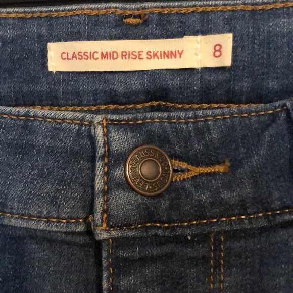 Dark-Washed Classic Mid Rise Skinny Levi’s Jeans - Picture 2 of 3
